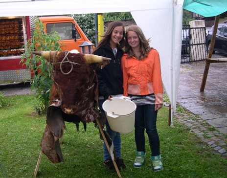 2 Jungbäuerinnen warten auf Wettmelker